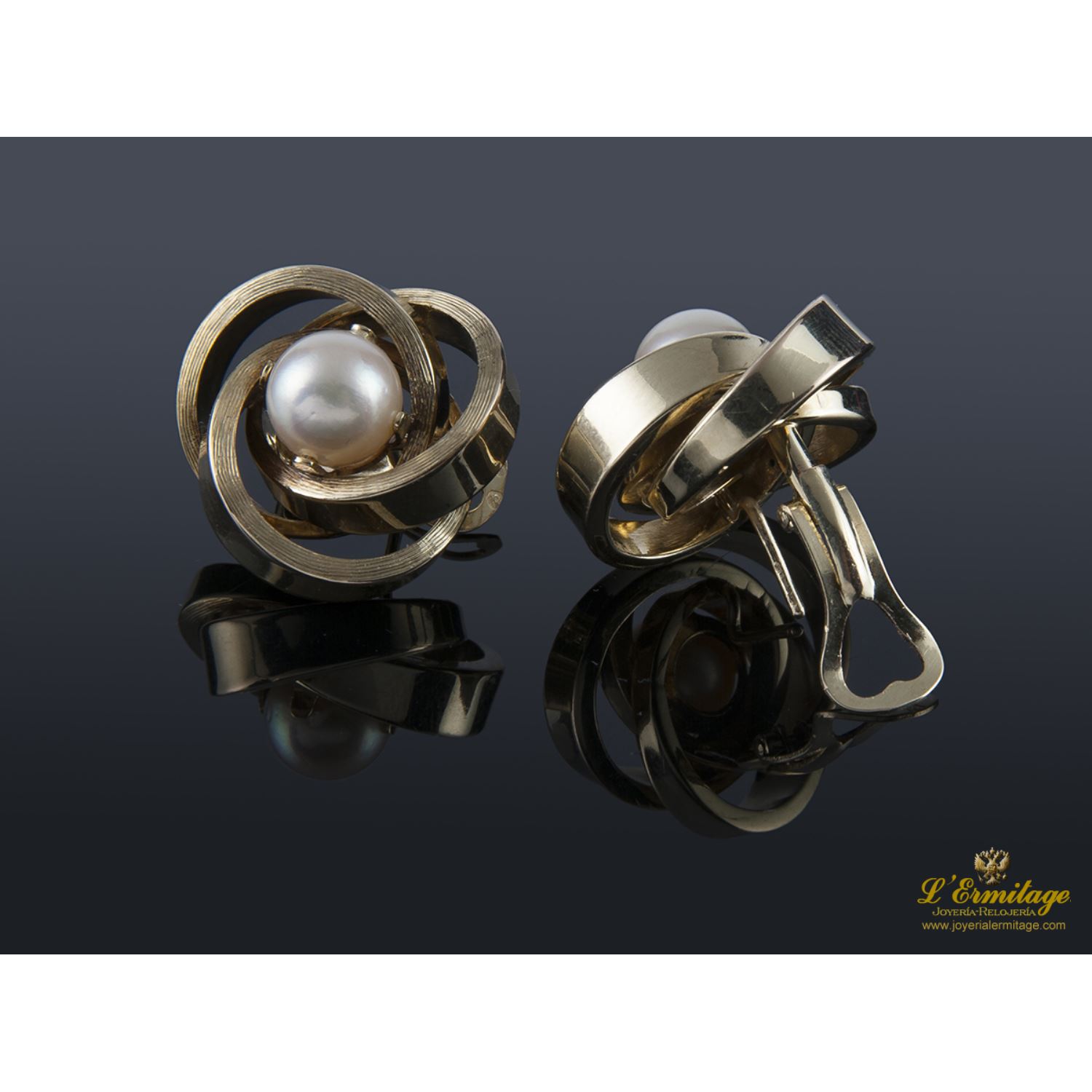 Pendientes en oro amarillo con centro de perla.