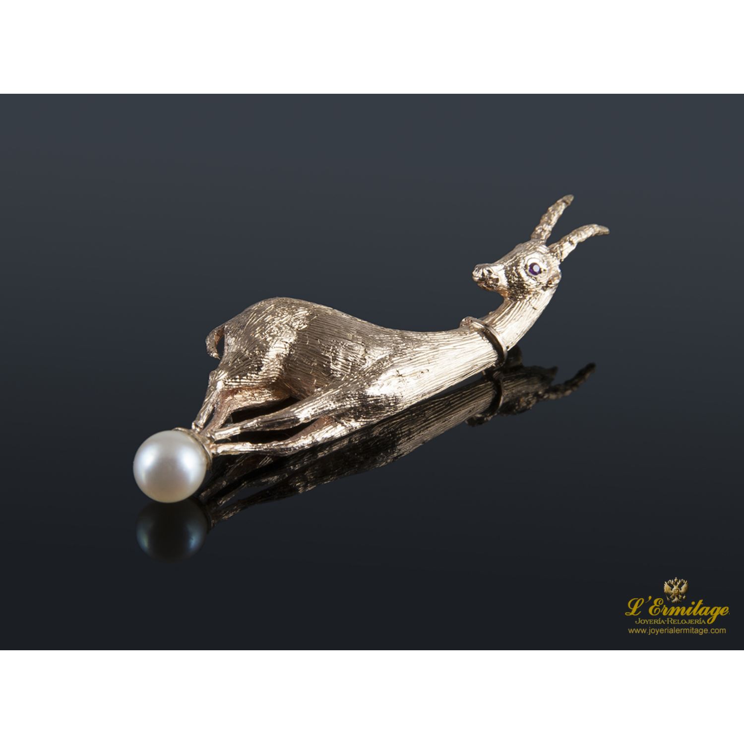 Broche en forma de cabra montesa.