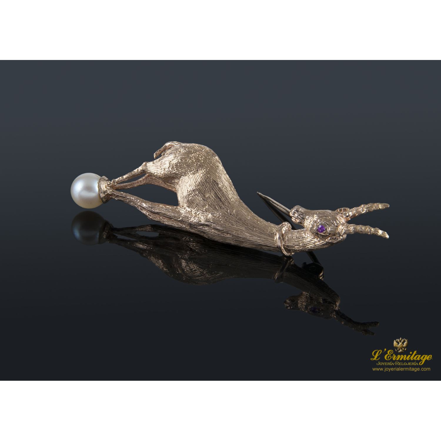 Broche en forma de cabra montesa.