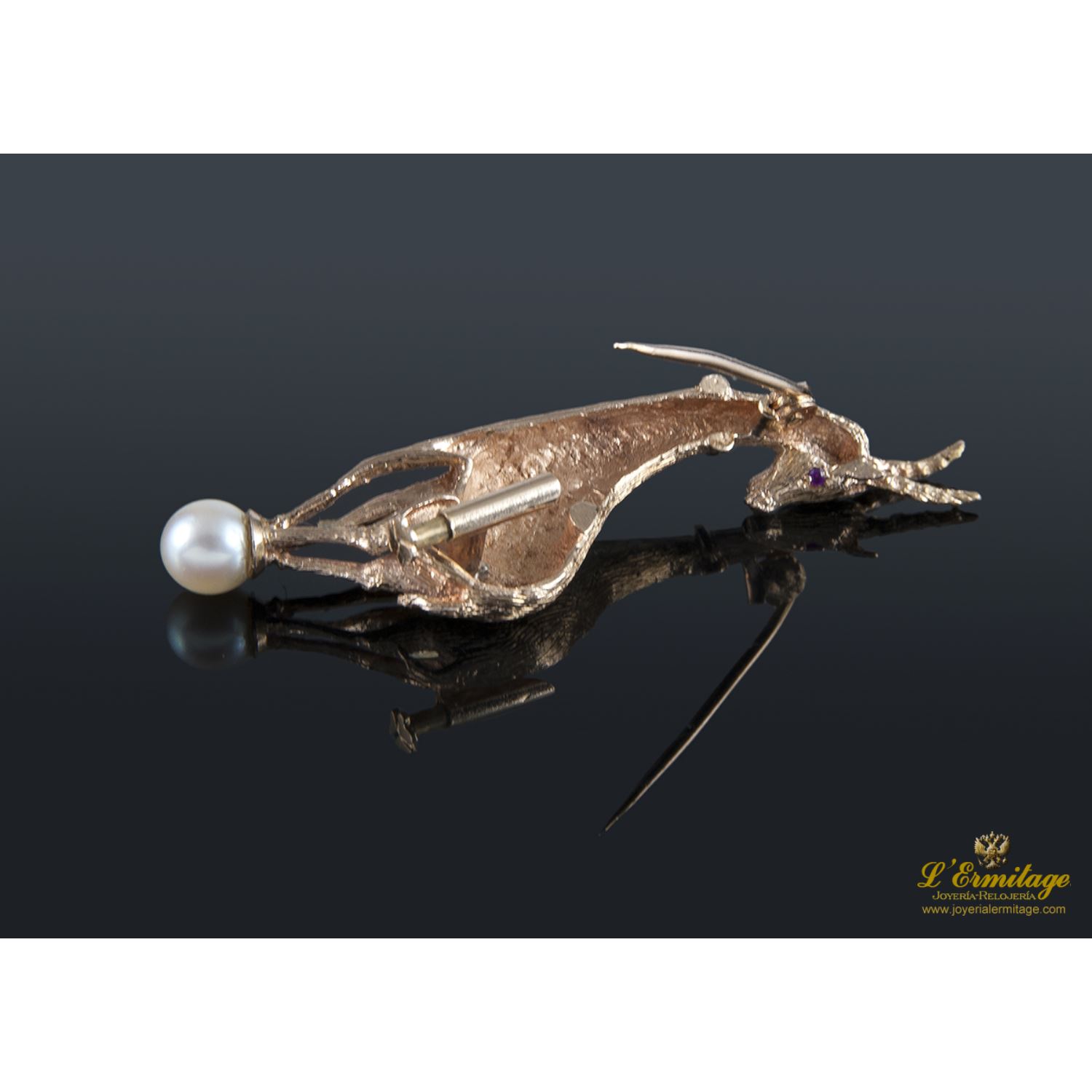 Broche en forma de cabra montesa.