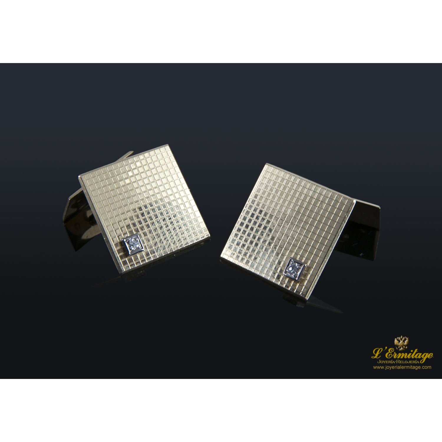 Gemelos en oro amarillo con dos diamantes.