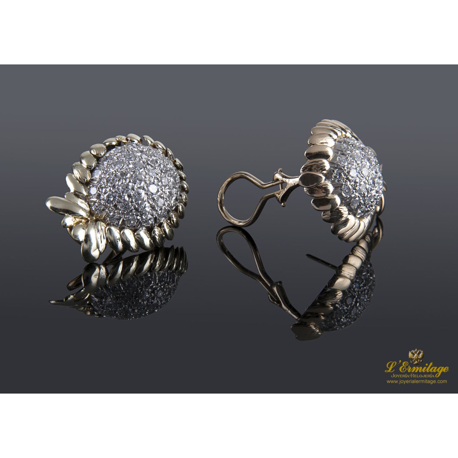 Pendientes oro amarillo oro amarillo y cuajado de diamantes.