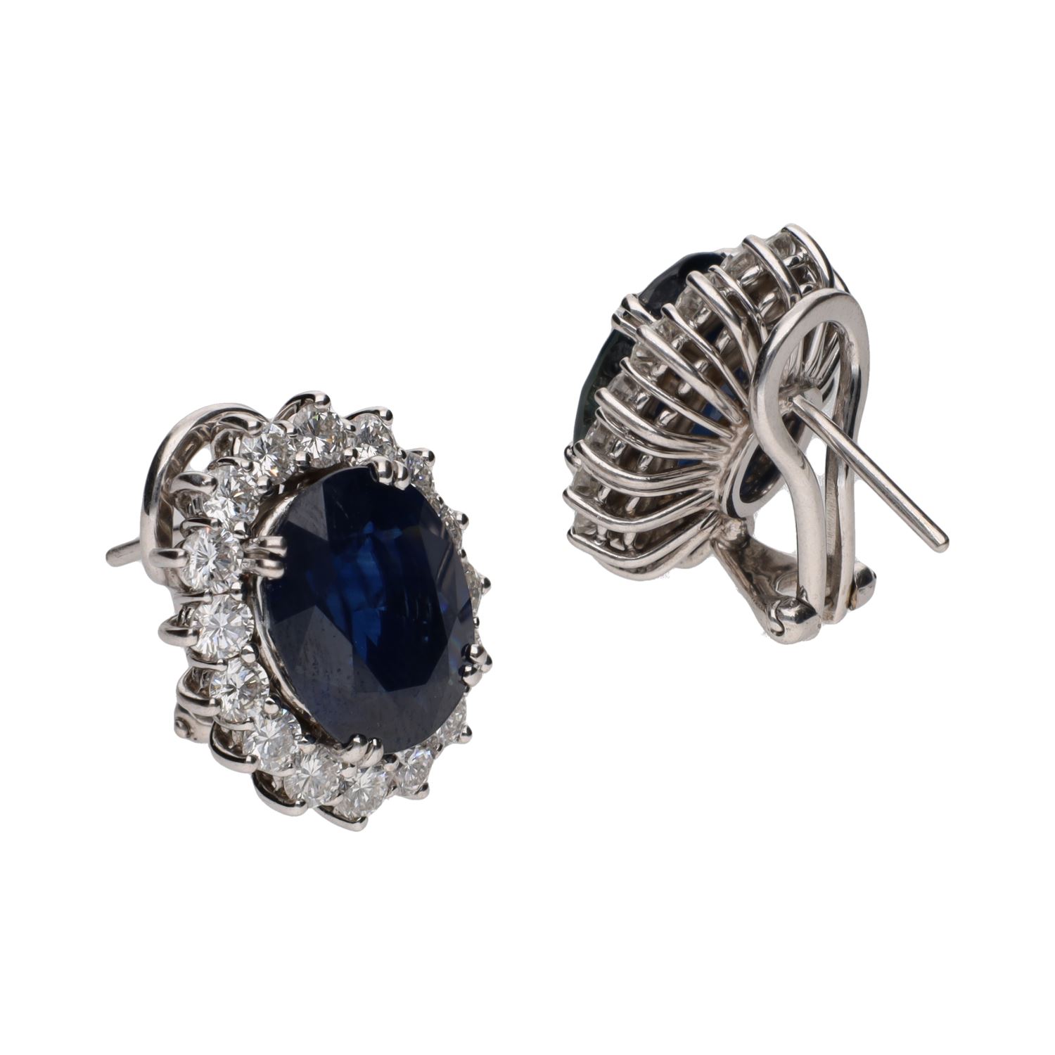 Pendientes en oro blanco con zafiros y brillantes.