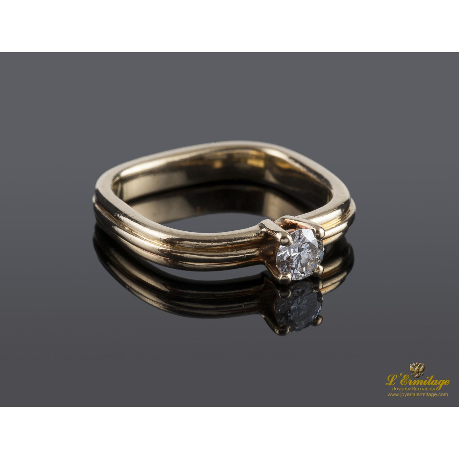 Solitario con brazo cuadrado en oro amarillo con un brillante.