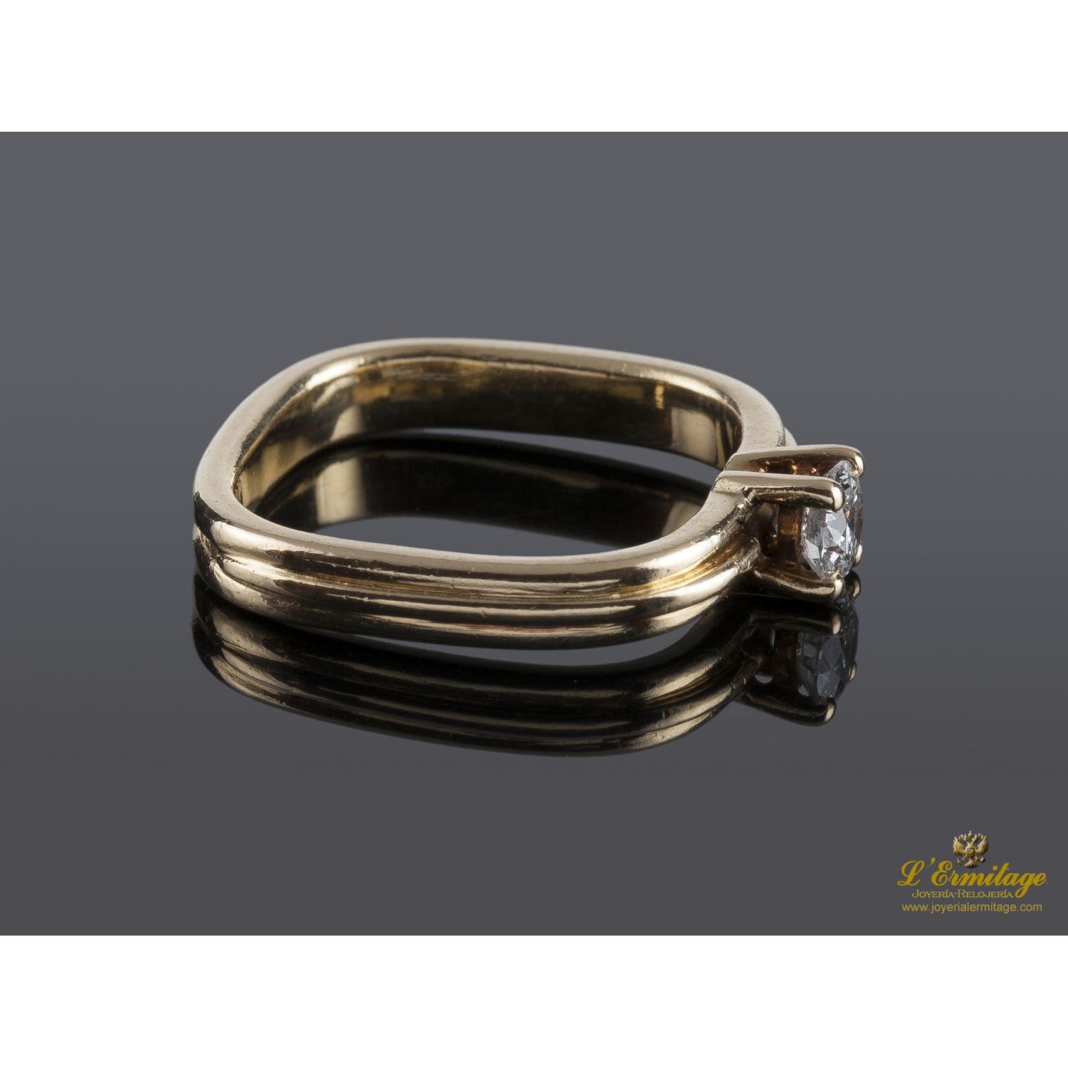 Solitario con brazo cuadrado en oro amarillo con un brillante.