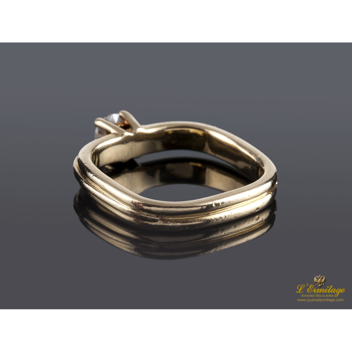 Solitario con brazo cuadrado en oro amarillo con un brillante.