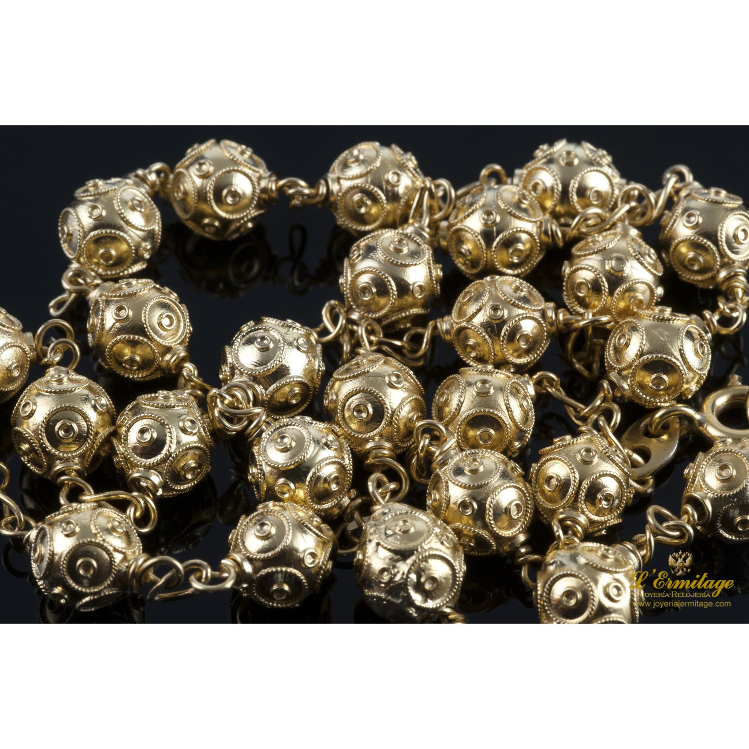 Collar realizado en oro amarillo.