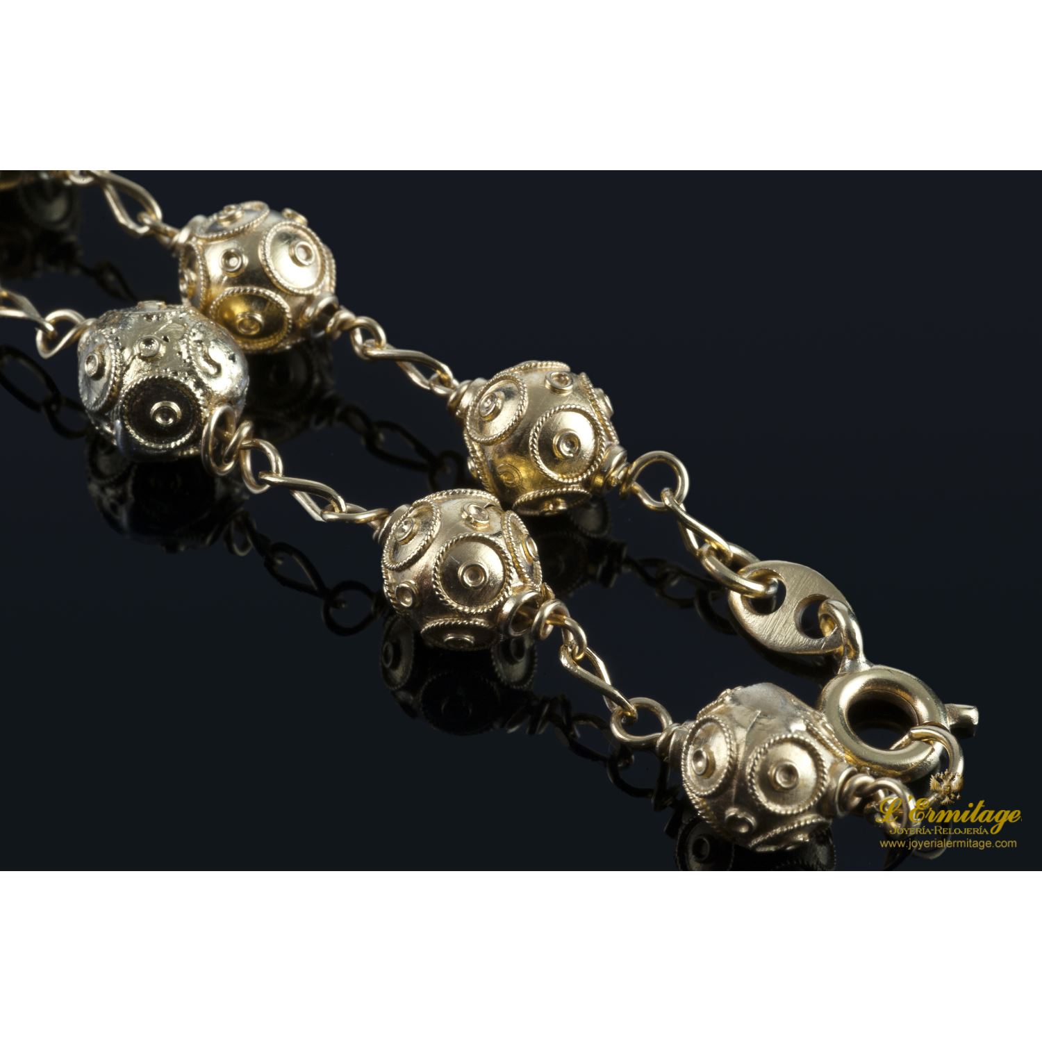 Collar realizado en oro amarillo.