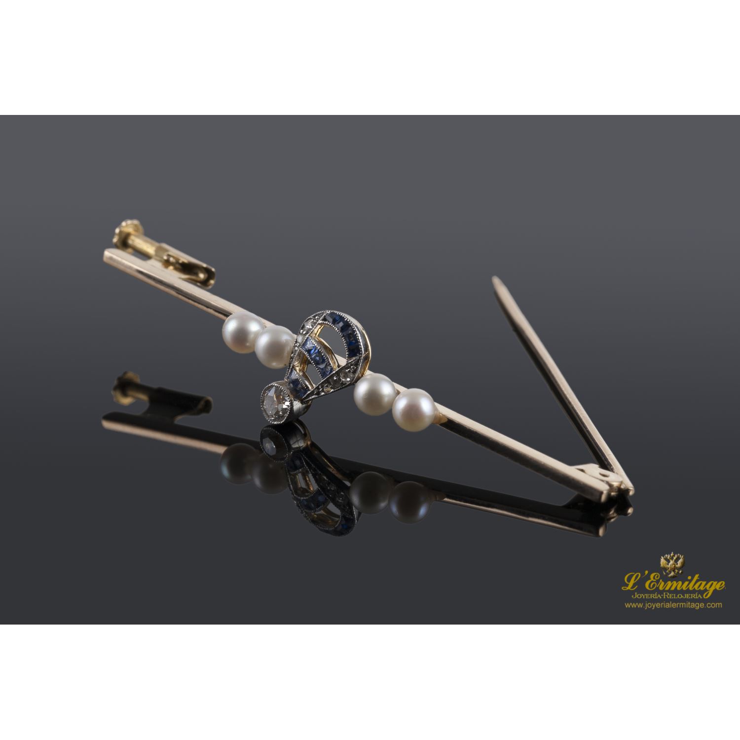 Broche en oro amarillo y motivos con perlas, zafiros y diamantes