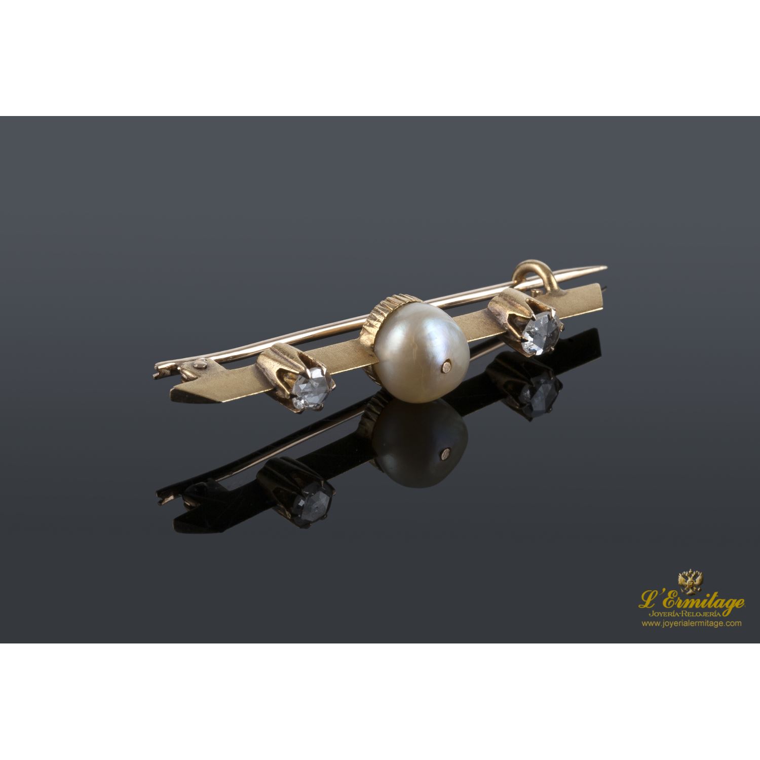 Broche en oro amarillo con una perla y diamantes