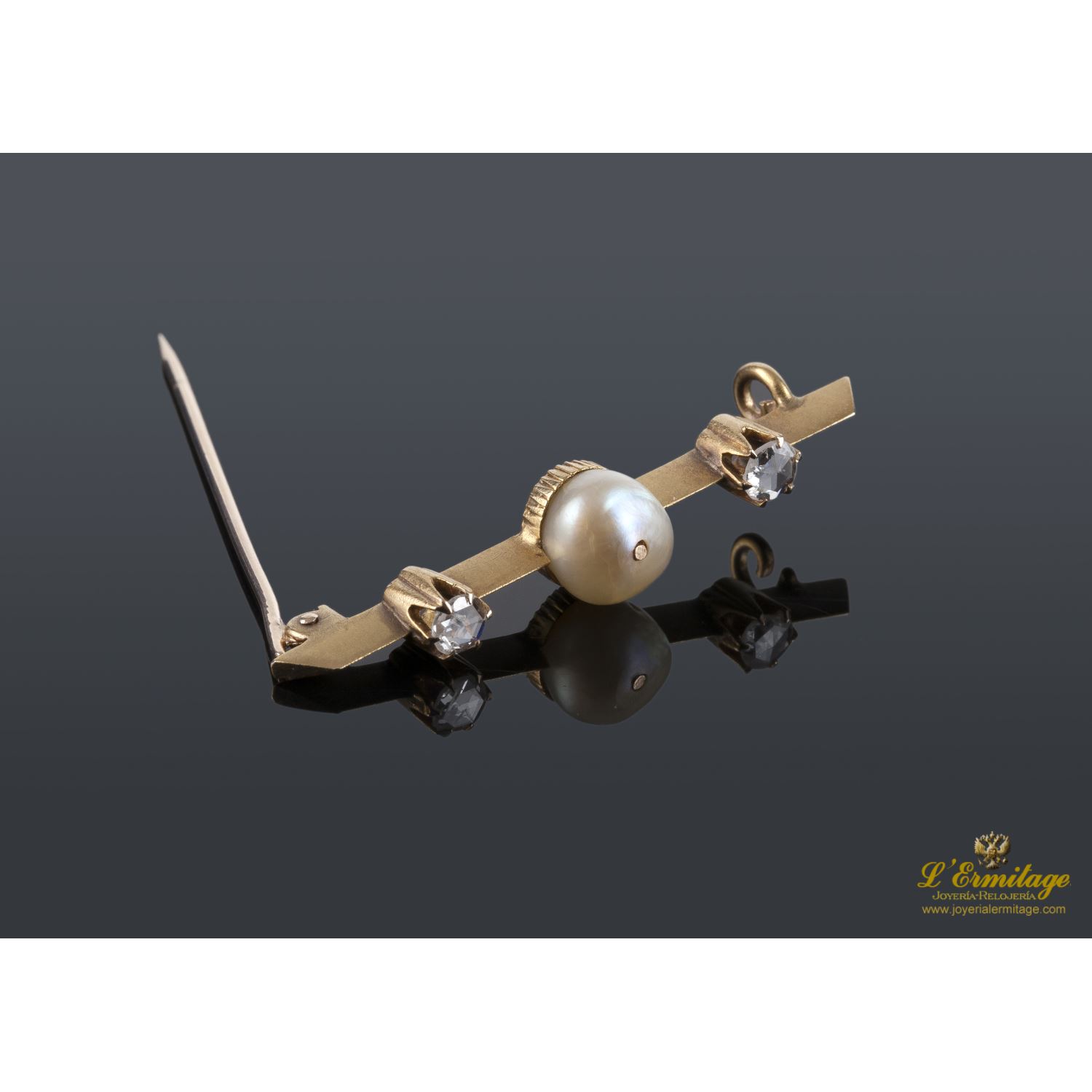 Broche en oro amarillo con una perla y diamantes