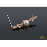 Broche en oro amarillo con una perla y diamantes