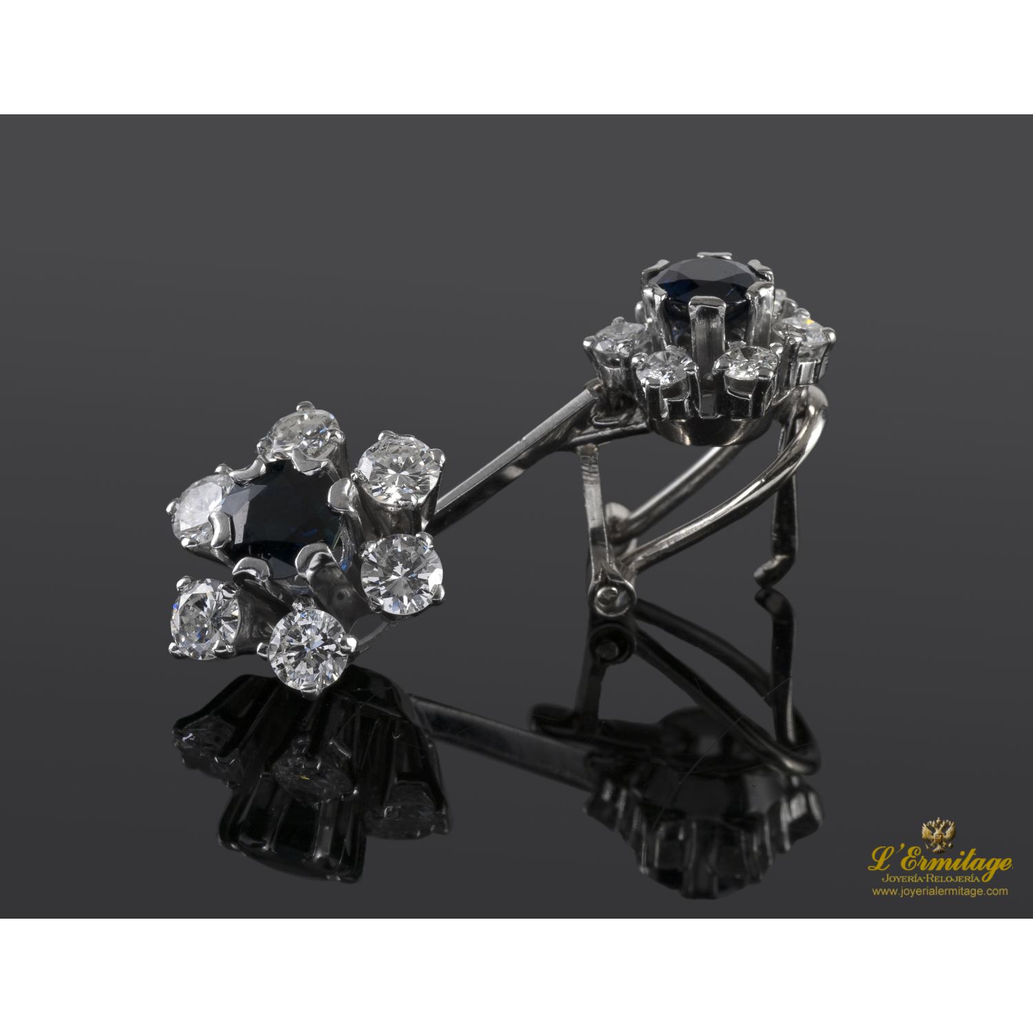 Pendientes largos con doble roseta de zafrios y brillantes, montados en oro blanco.