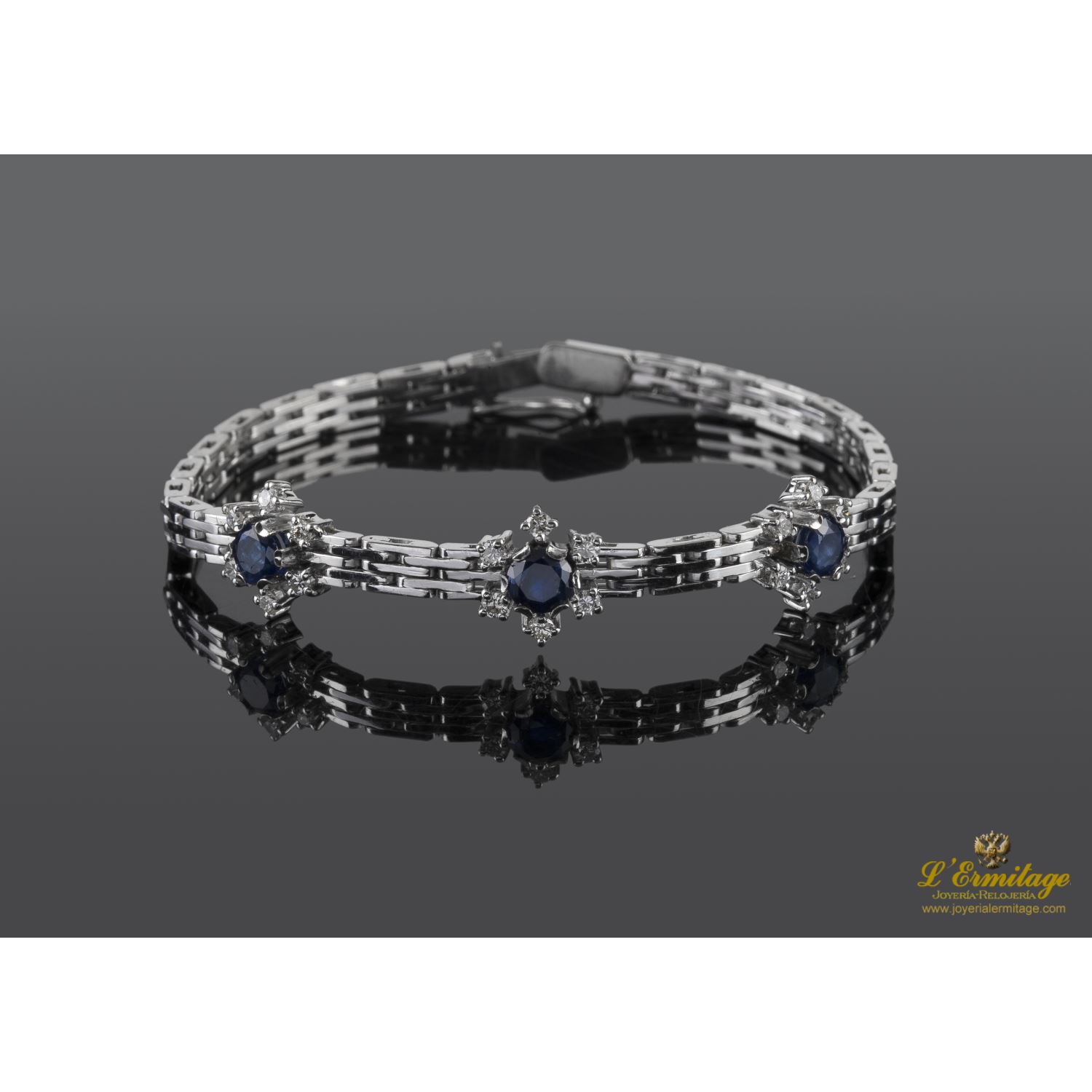 Pulsera en oro blanco con motivos en rosetas de zafiros y brillantes.