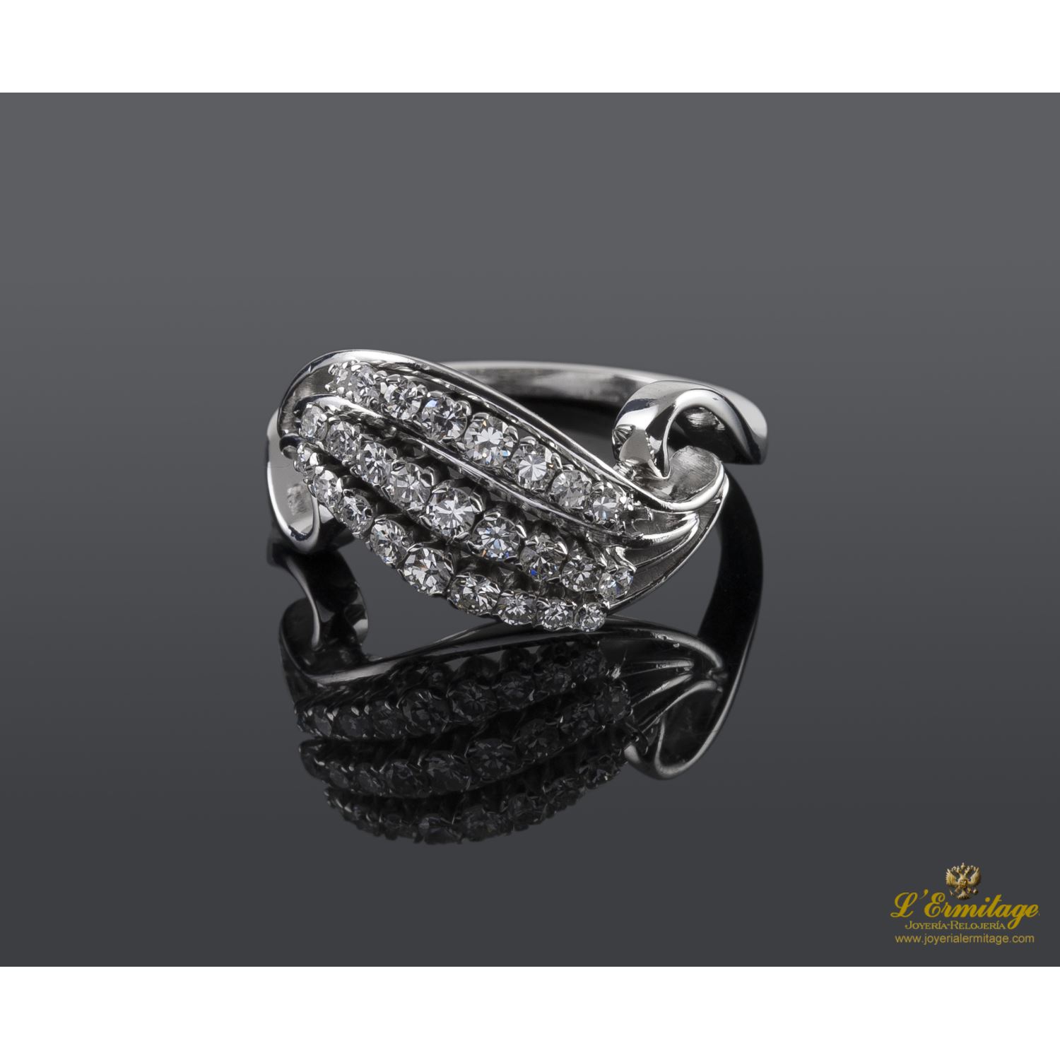 Sortija antigua oro blanco y diamantes.