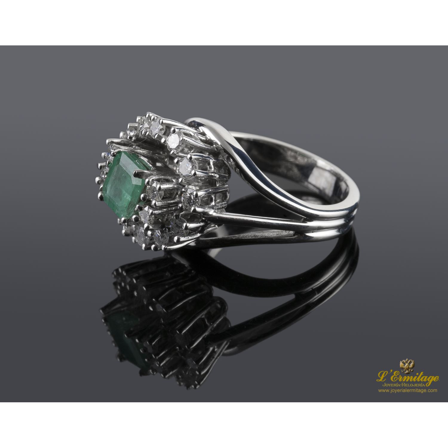 Sortija oro blanco esmeralda y diamantes.