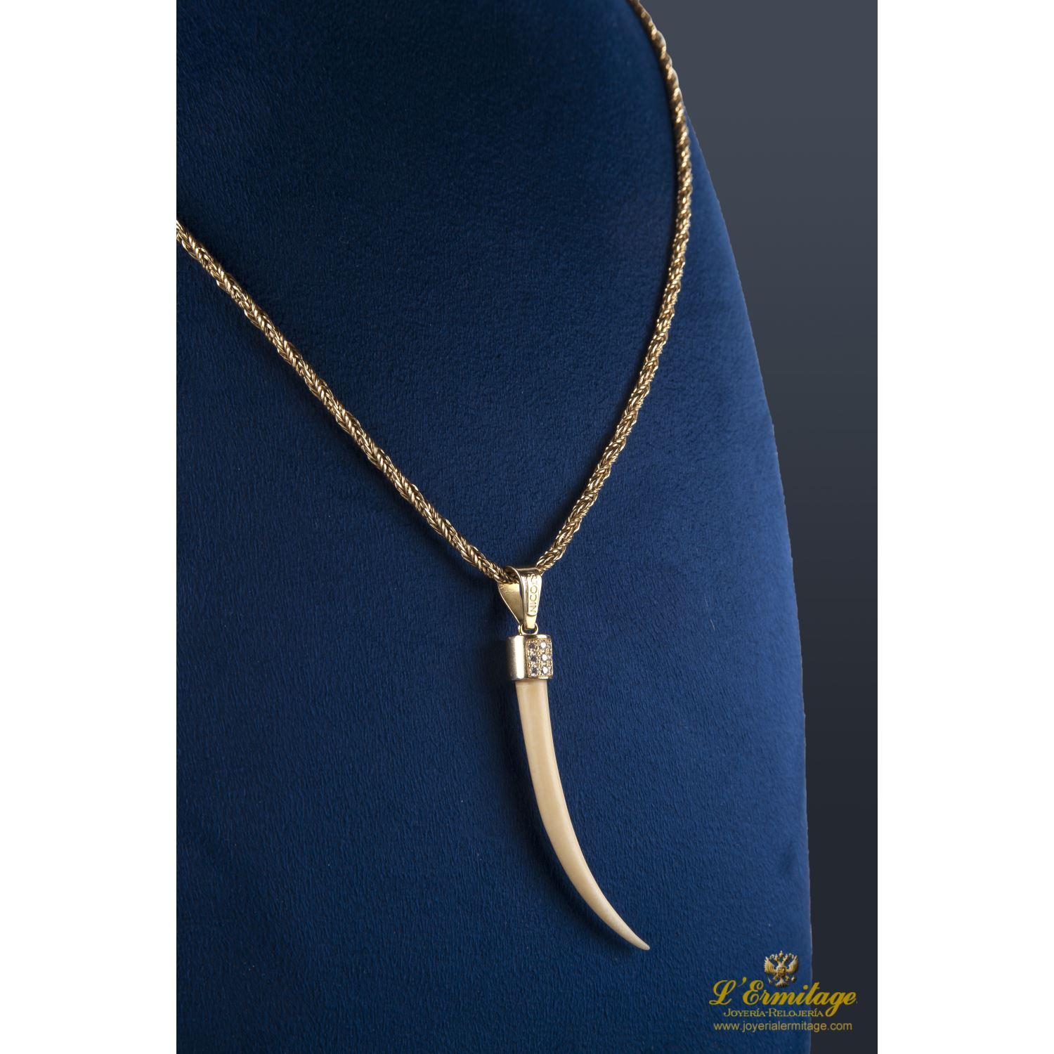 Cordón oro amarillo con colgante de felino. 60 Cm largo.