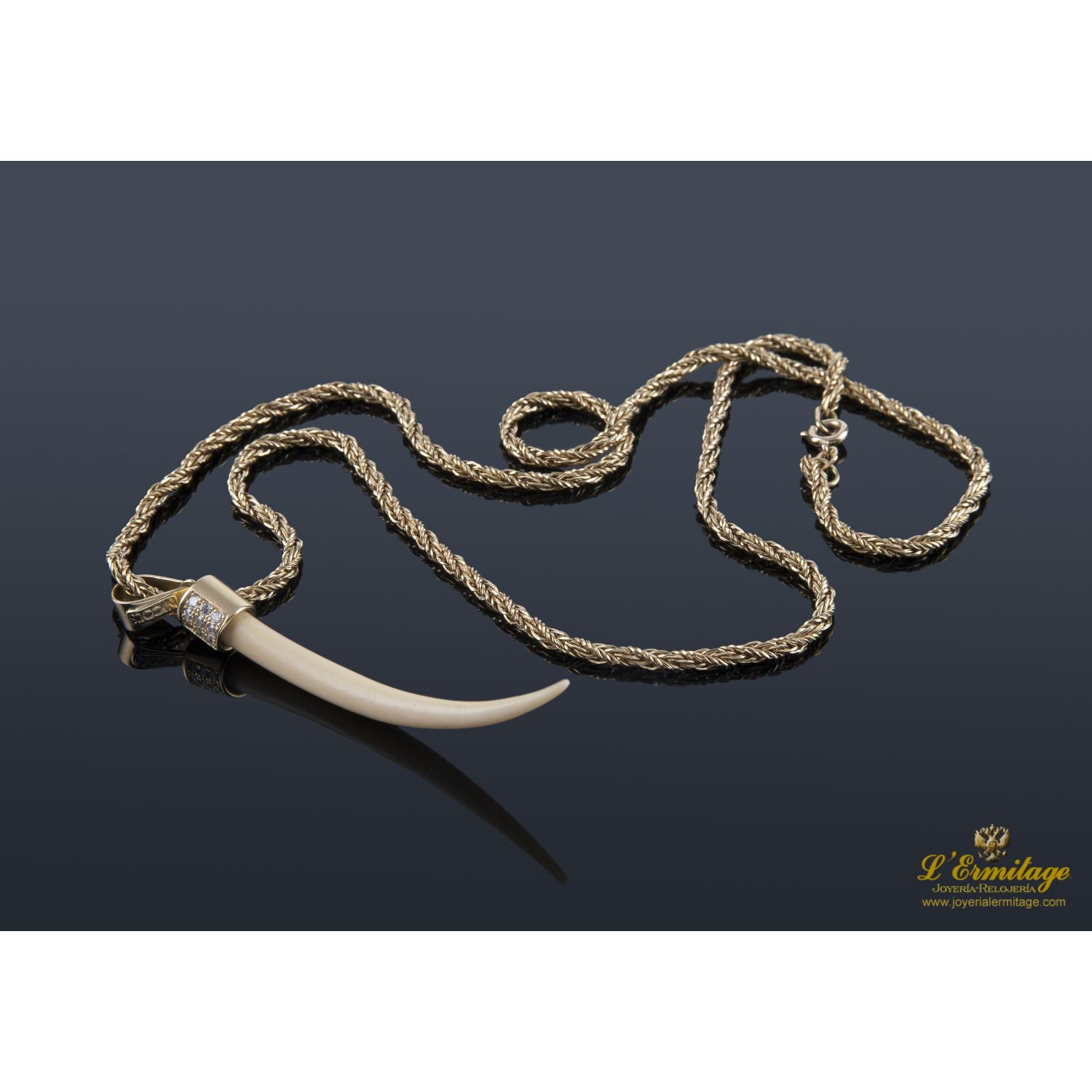 Cordón oro amarillo con colgante de felino. 60 Cm largo.