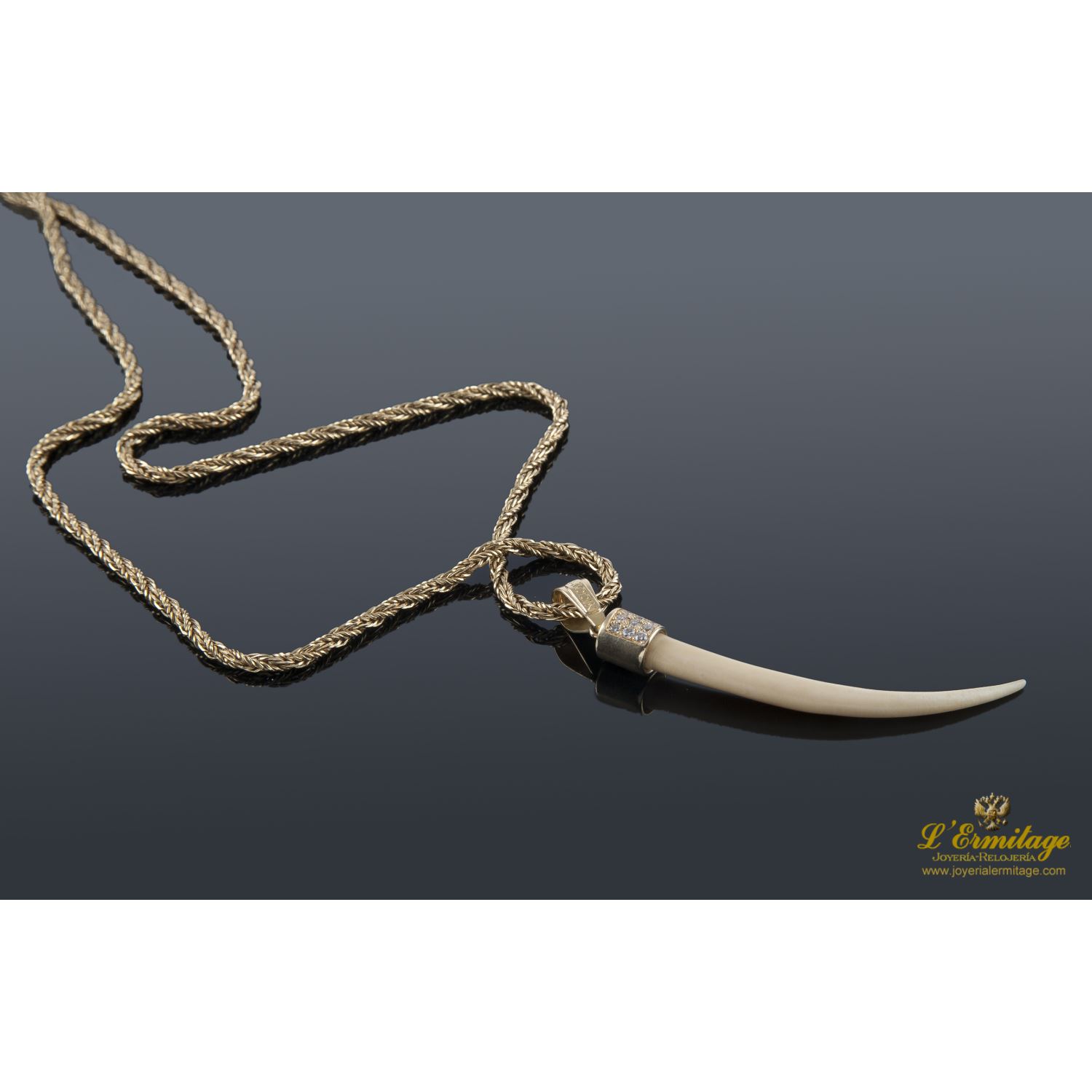 Cordón oro amarillo con colgante de felino. 60 Cm largo.