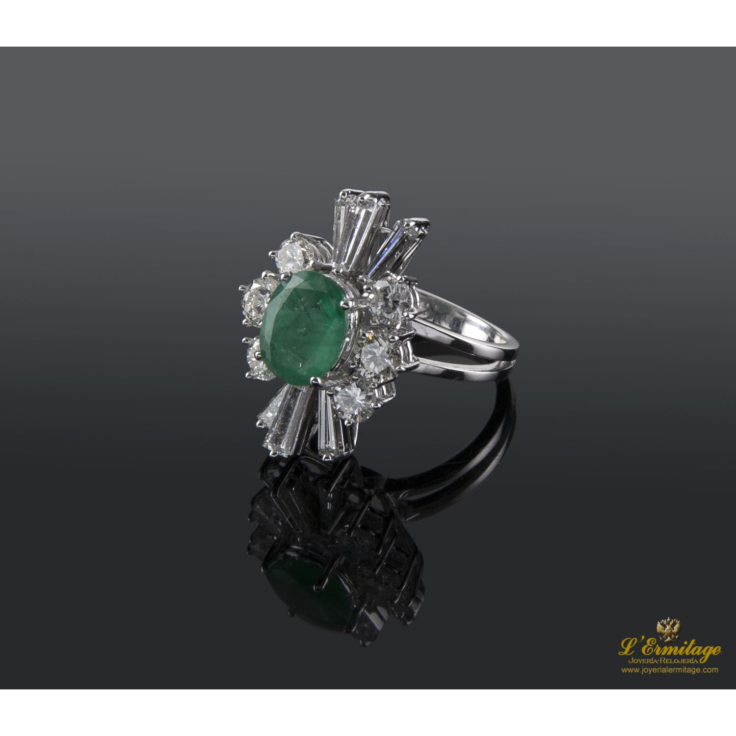Sortija oro blanco esmeralda y diamantes.