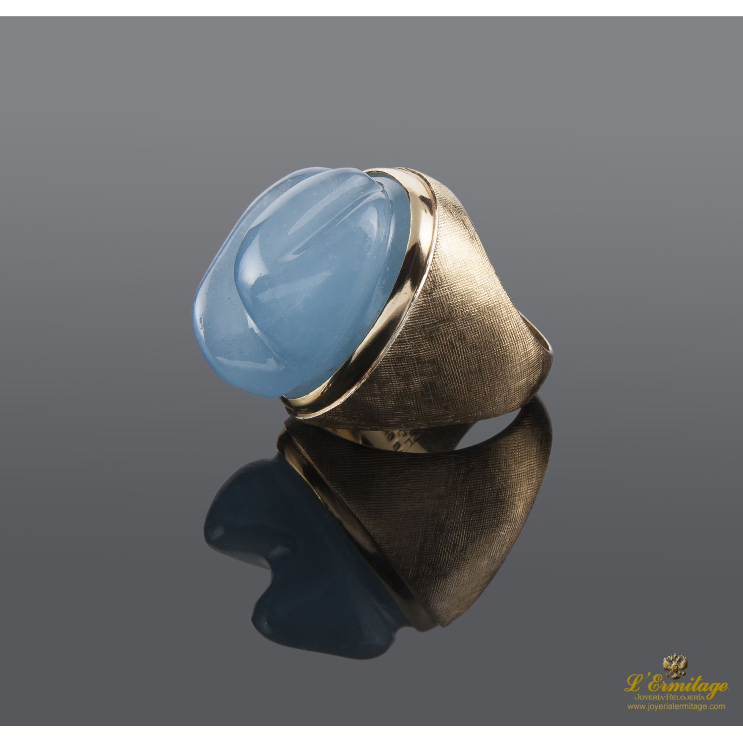 Sortija realizada en oro amarillo con aguamarina.