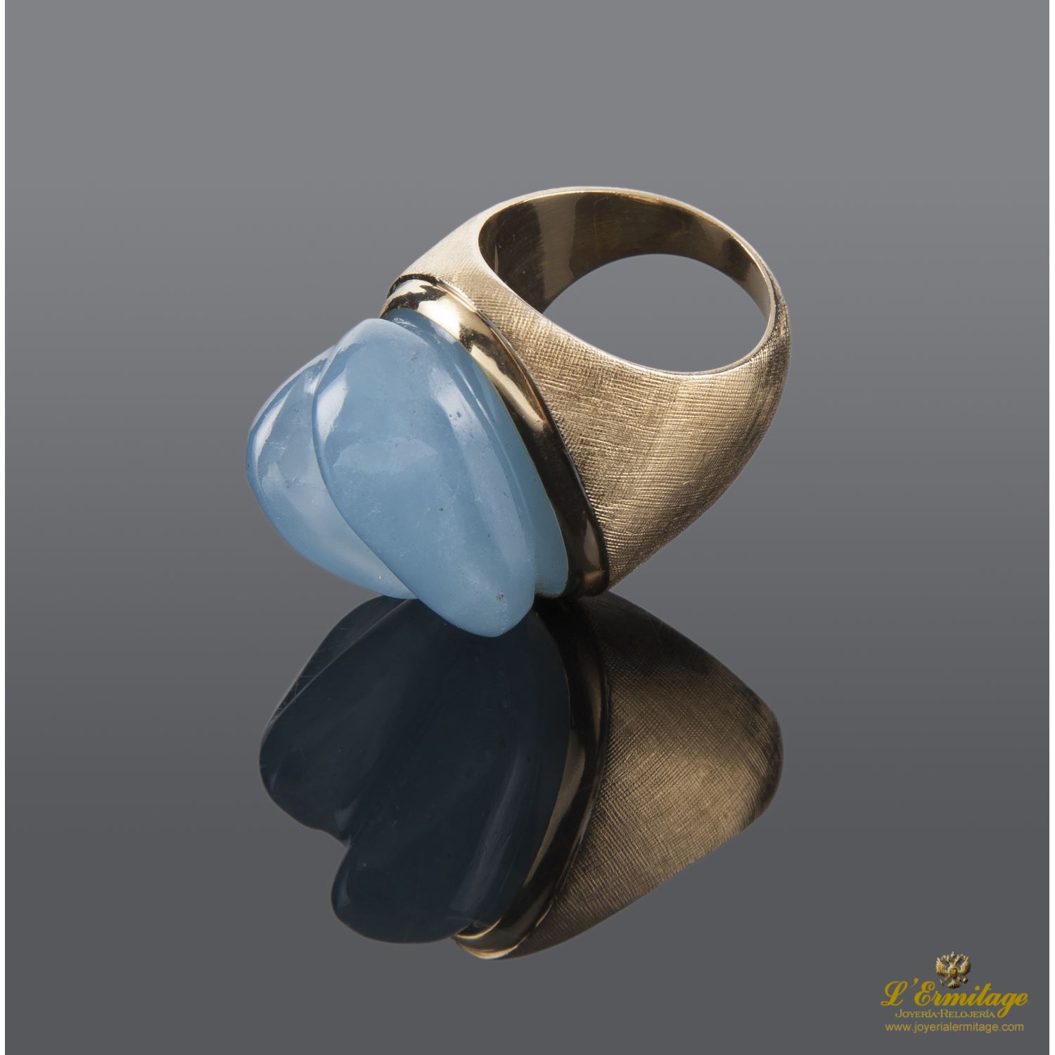 Sortija realizada en oro amarillo con aguamarina.
