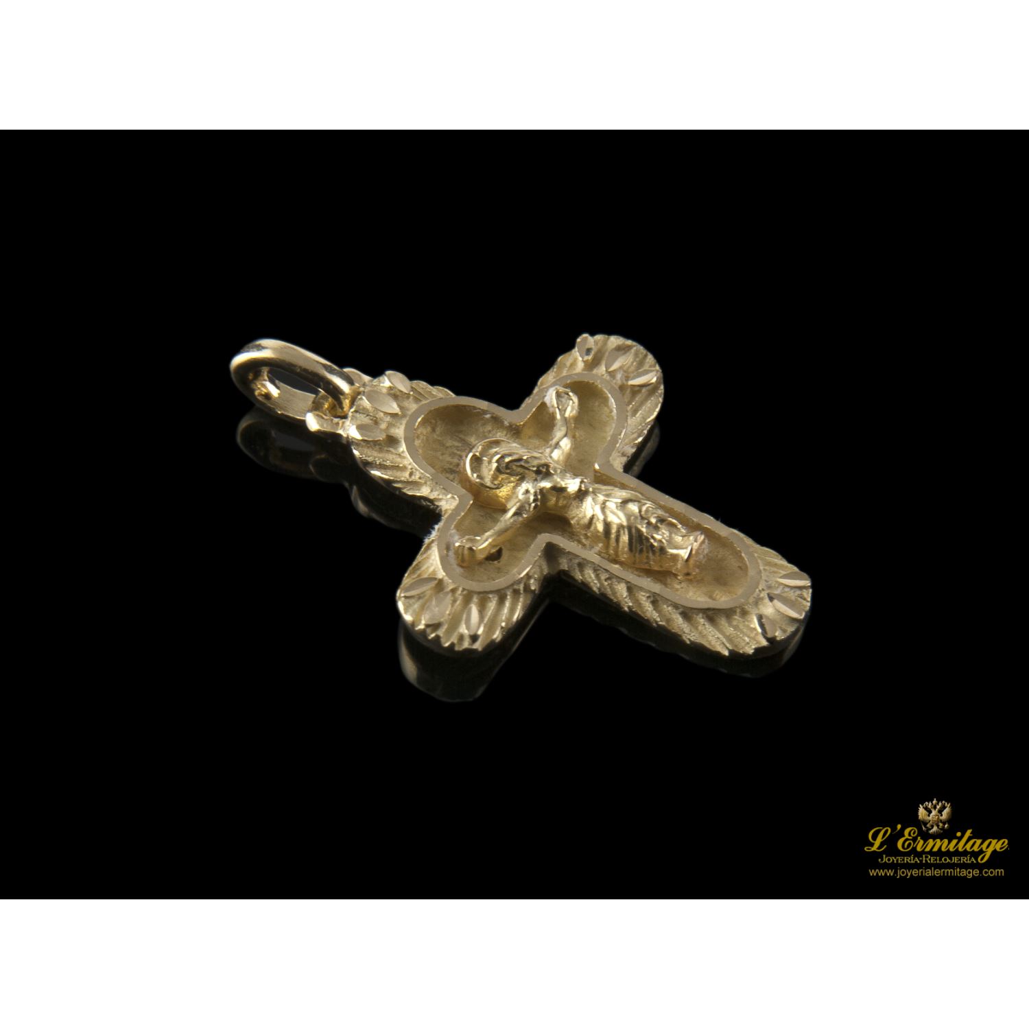 Colgante en forma de cruz realizado en oro amarillo.