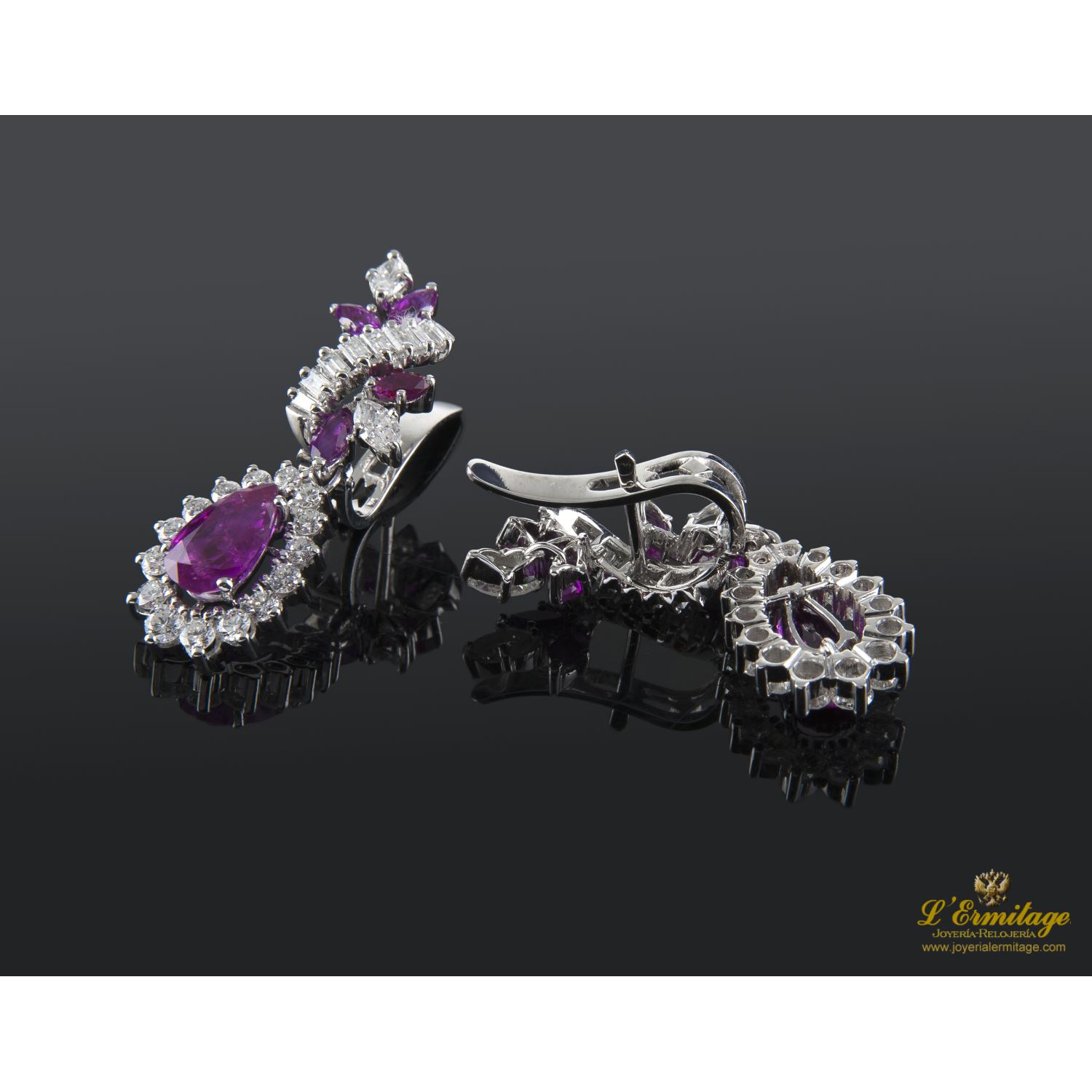 Pendientes colgantes platino rubíes y diamantes.