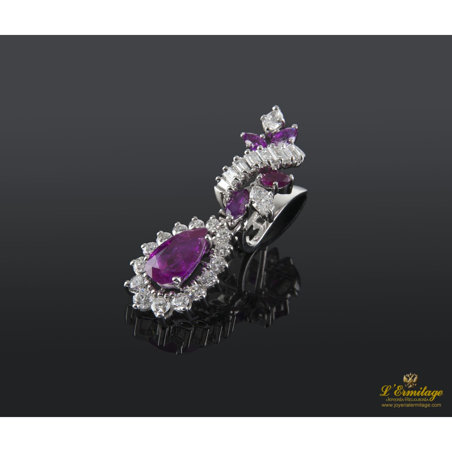 Pendientes colgantes platino rubíes y diamantes.