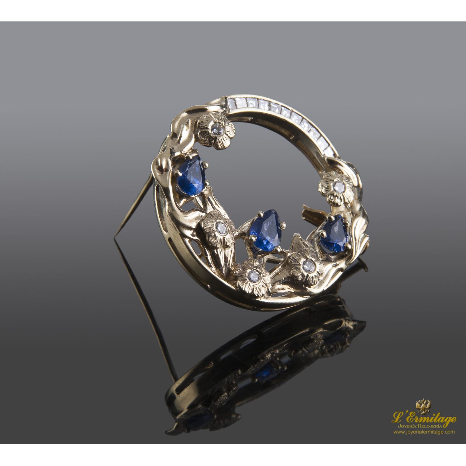 Broche-alfiler antiguo oro amarillo zafiros y diamantes.