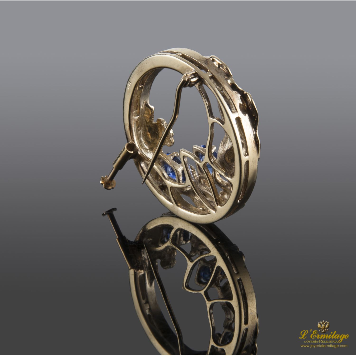 Broche-alfiler antiguo oro amarillo zafiros y diamantes.