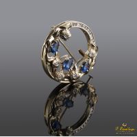 Broche-alfiler antiguo oro amarillo zafiros y diamantes.