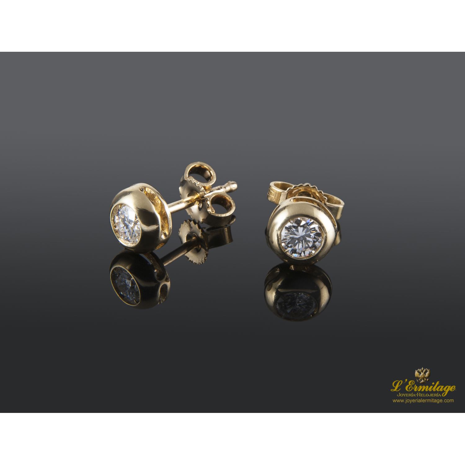 Pendientes dormilonas oro amarillo y diamantes.