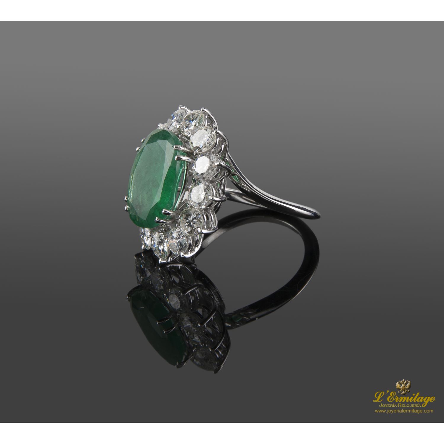 Sortija oro blanco esmeralda y orla de diamantes.