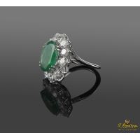 Sortija oro blanco esmeralda y orla de diamantes.