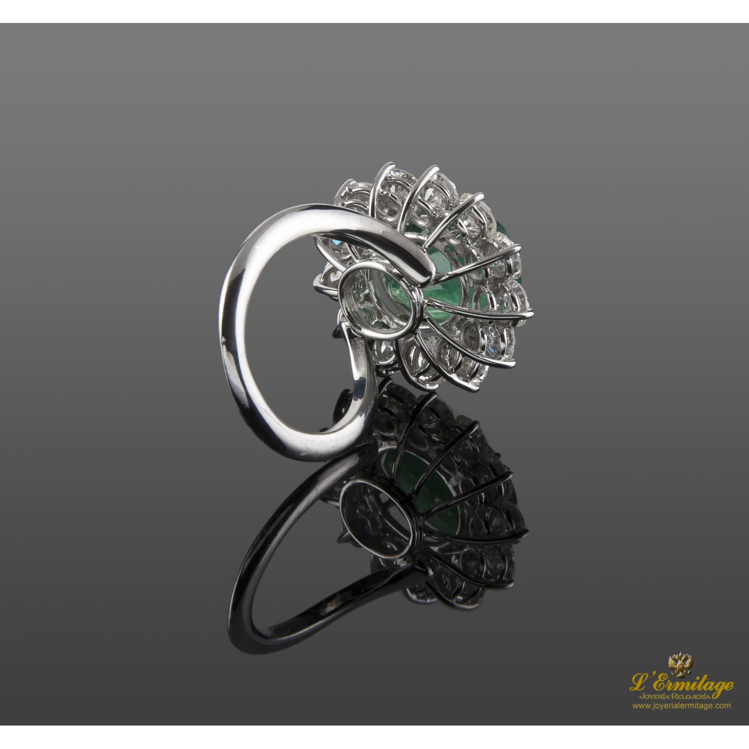 Sortija oro blanco esmeralda y orla de diamantes.
