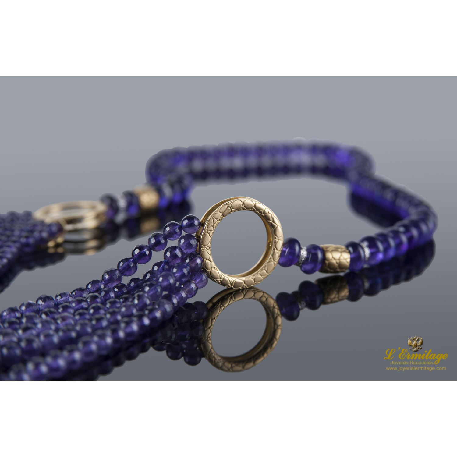 Collar amatistas con adornos oro amarillo.