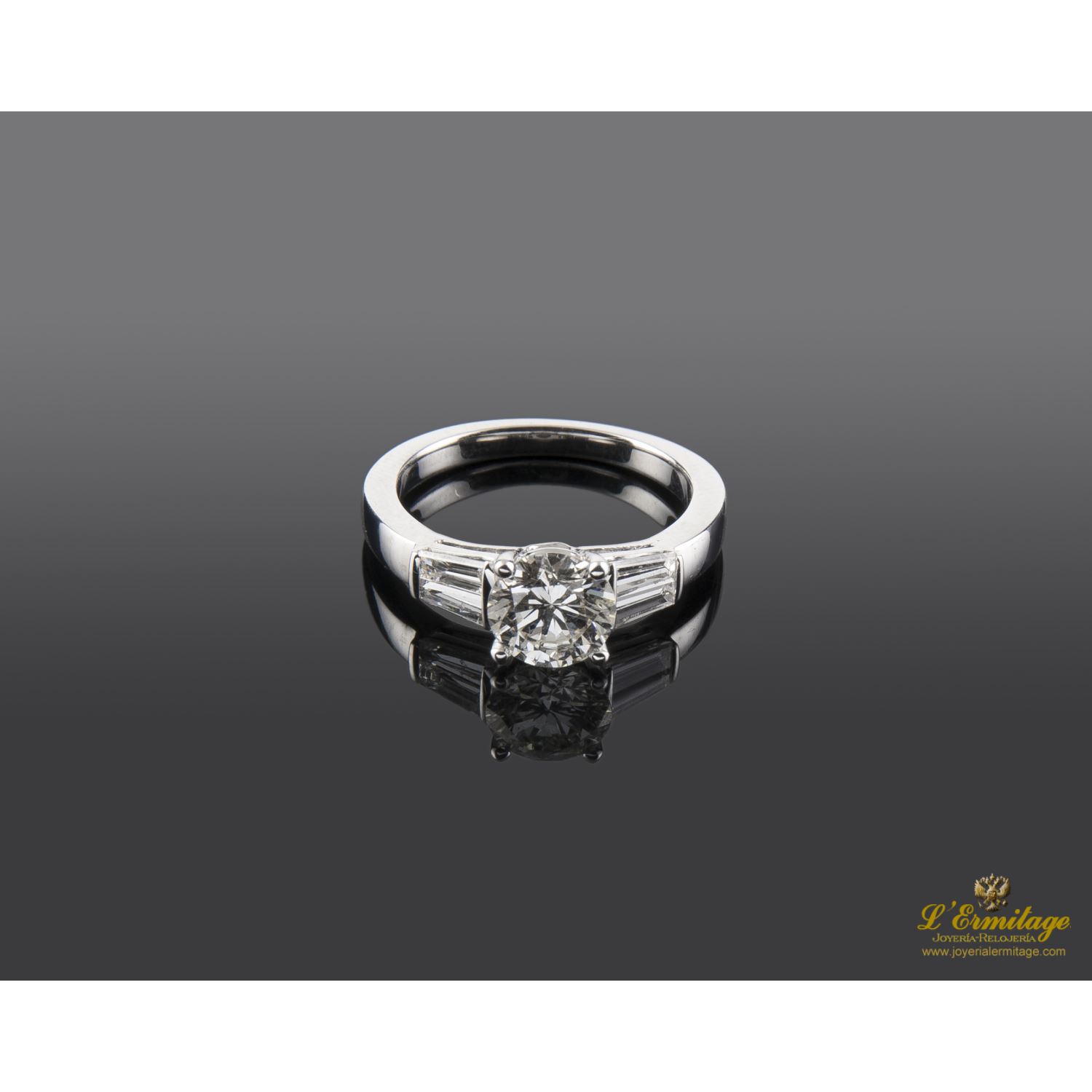 Sortija oro blanco y diamantes color j, pureza vs1 y peso 1,26 cts.