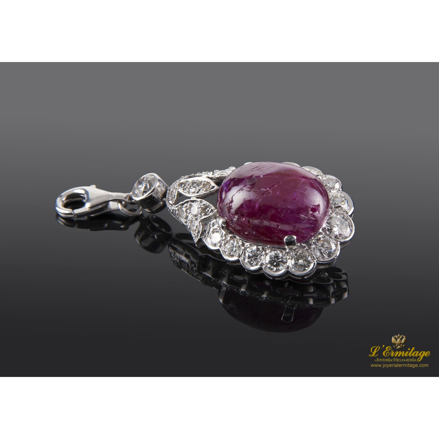 Colgante antiguo oro blanco rubí cabuchón y diamantes.