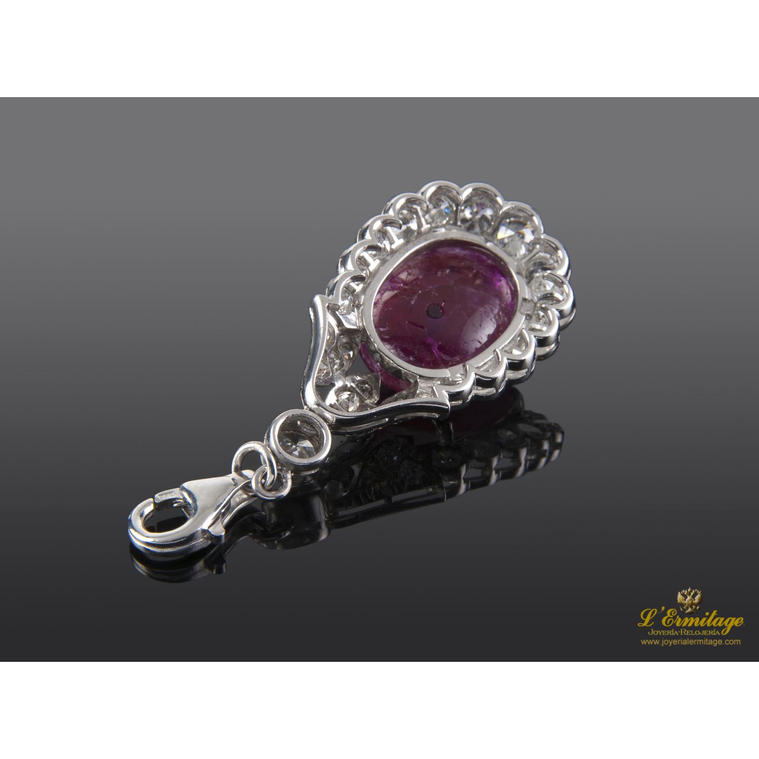 Colgante antiguo oro blanco rubí cabuchón y diamantes.