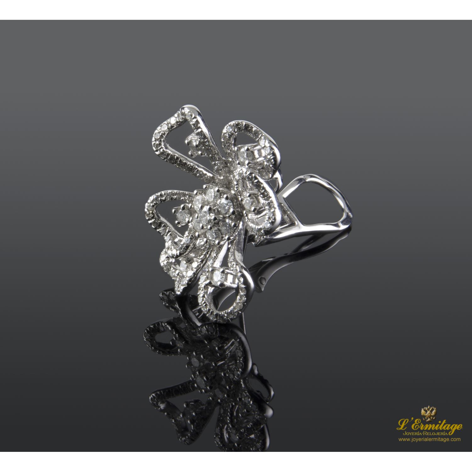 Pendientes flor oro blanco y diamantes.