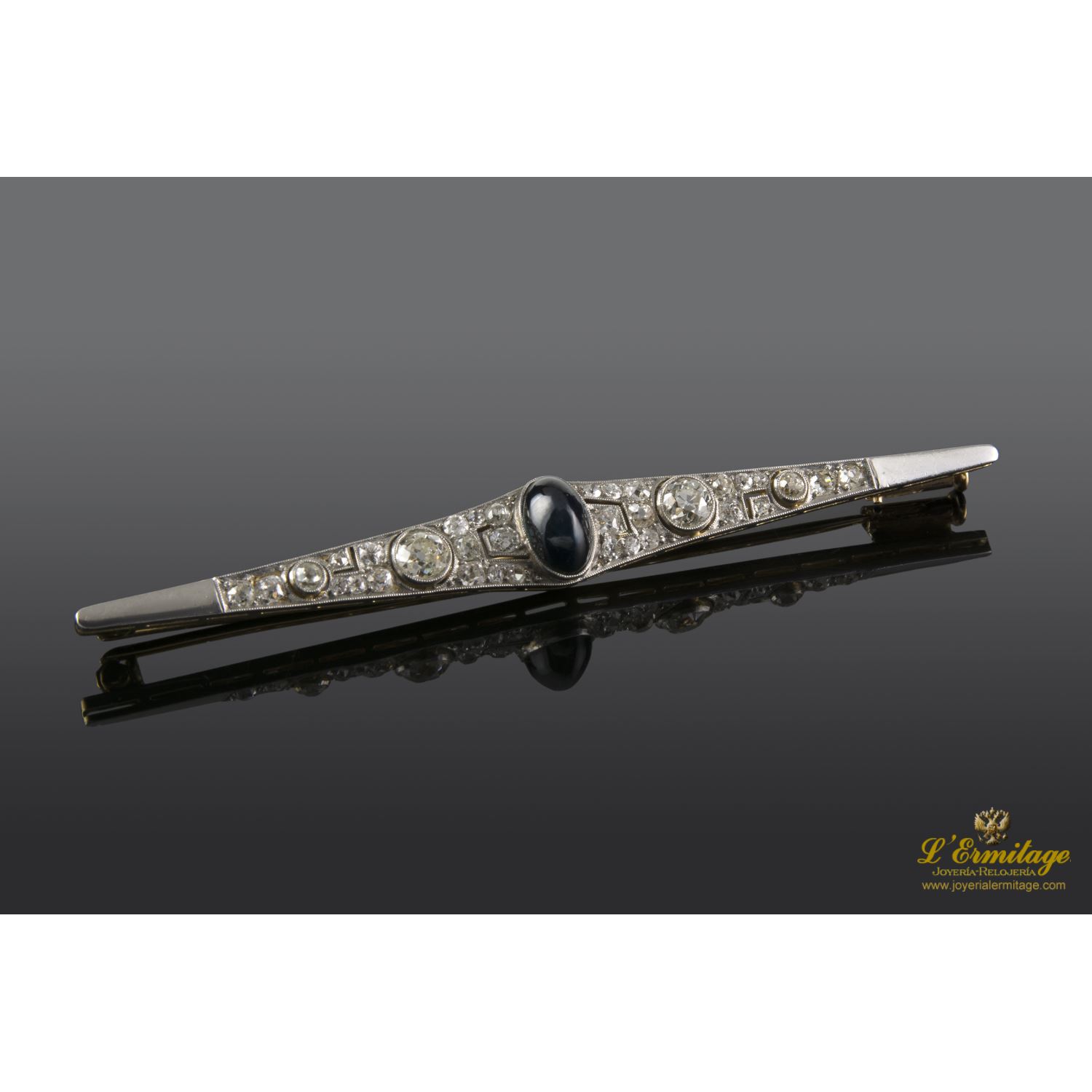 Broche-alfiler antiguo oro amarillo, oro blanco, zafiro cabuchón y diamantes.