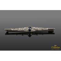 Broche-alfiler antiguo oro amarillo, oro blanco, zafiro cabuchón y diamantes.