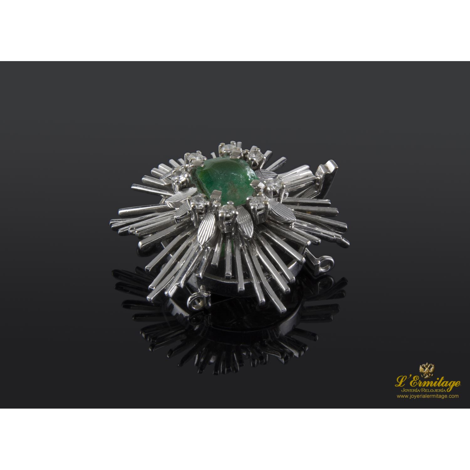 Broche oro blanco esmeralda y diamantes.