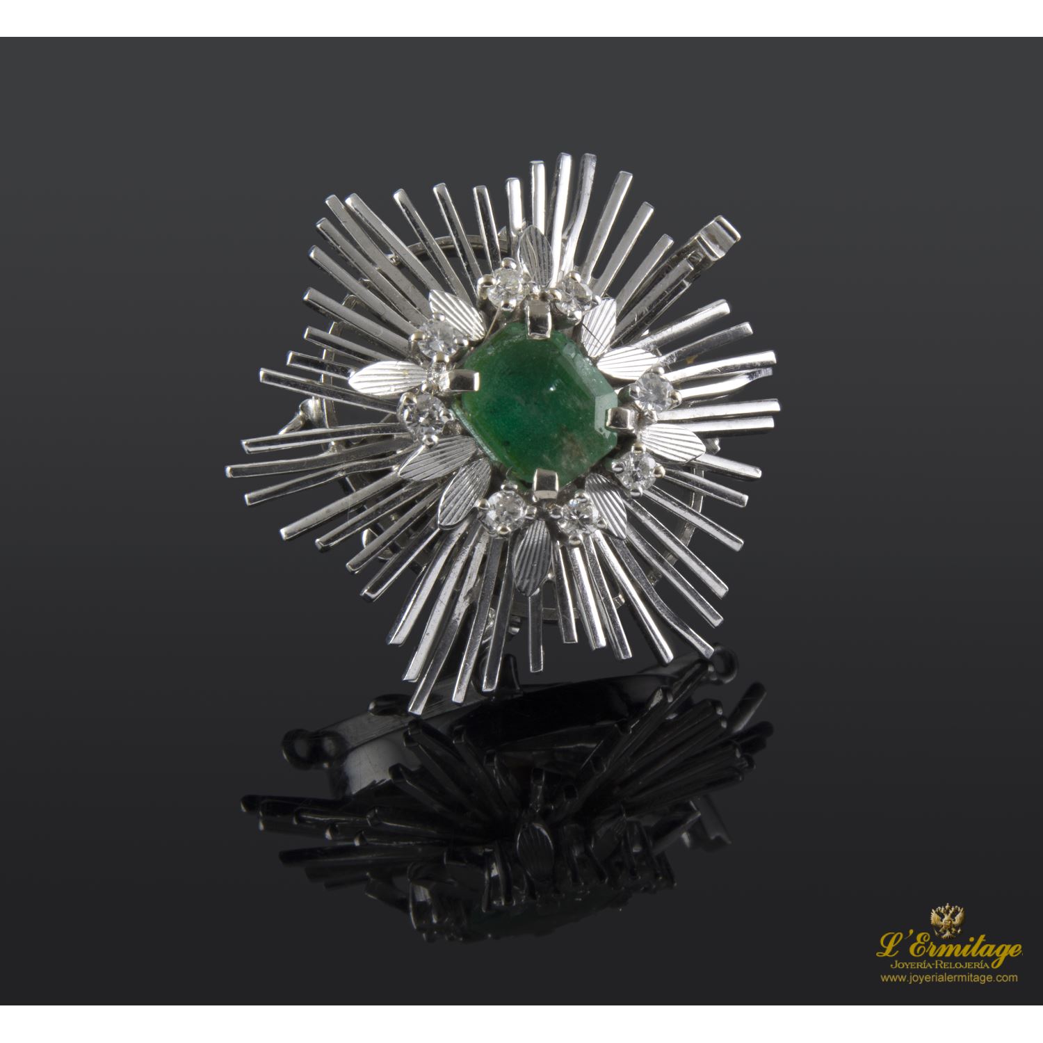 Broche oro blanco esmeralda y diamantes.
