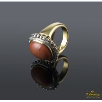 Sortija antigua oro amarillo coral y diamantes.