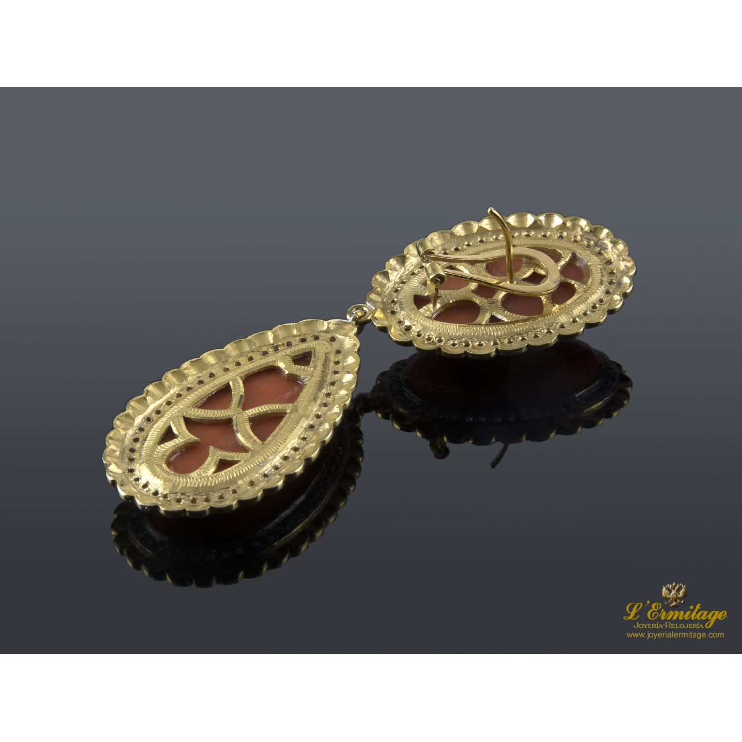 Pendientes colgantes oro amarillo coral y diamantes.
