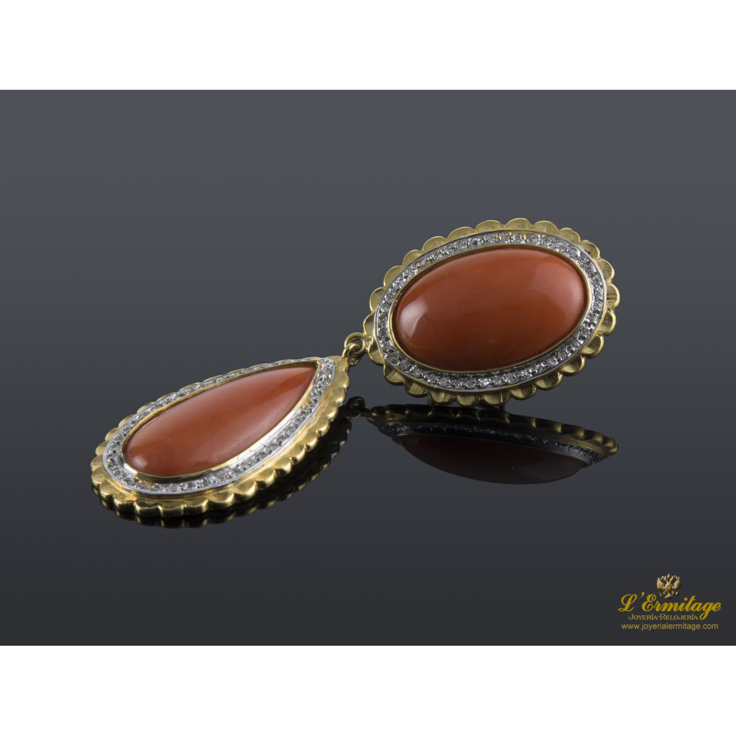 Pendientes colgantes oro amarillo coral y diamantes.