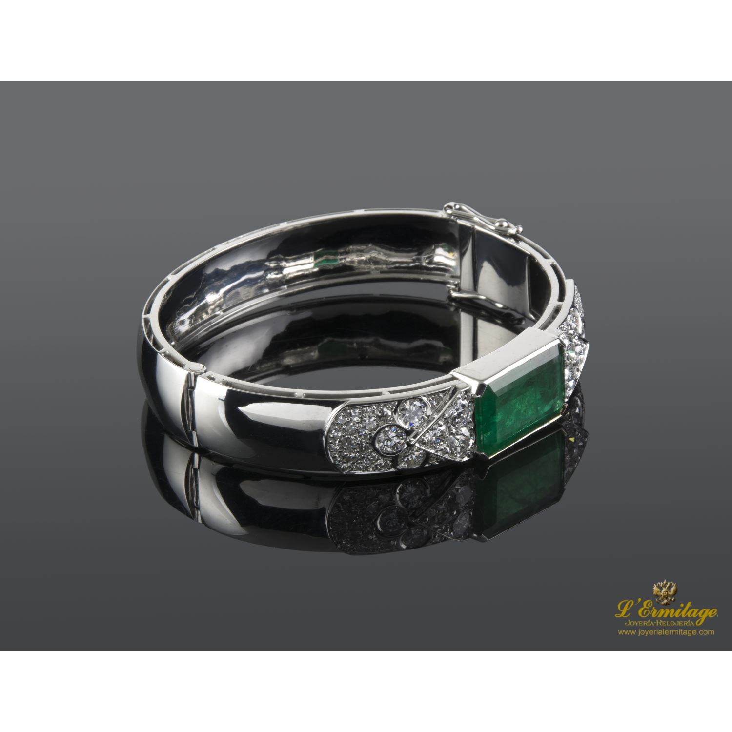 Pulsera rígida en oro blanco con esmeralda y diamantes.