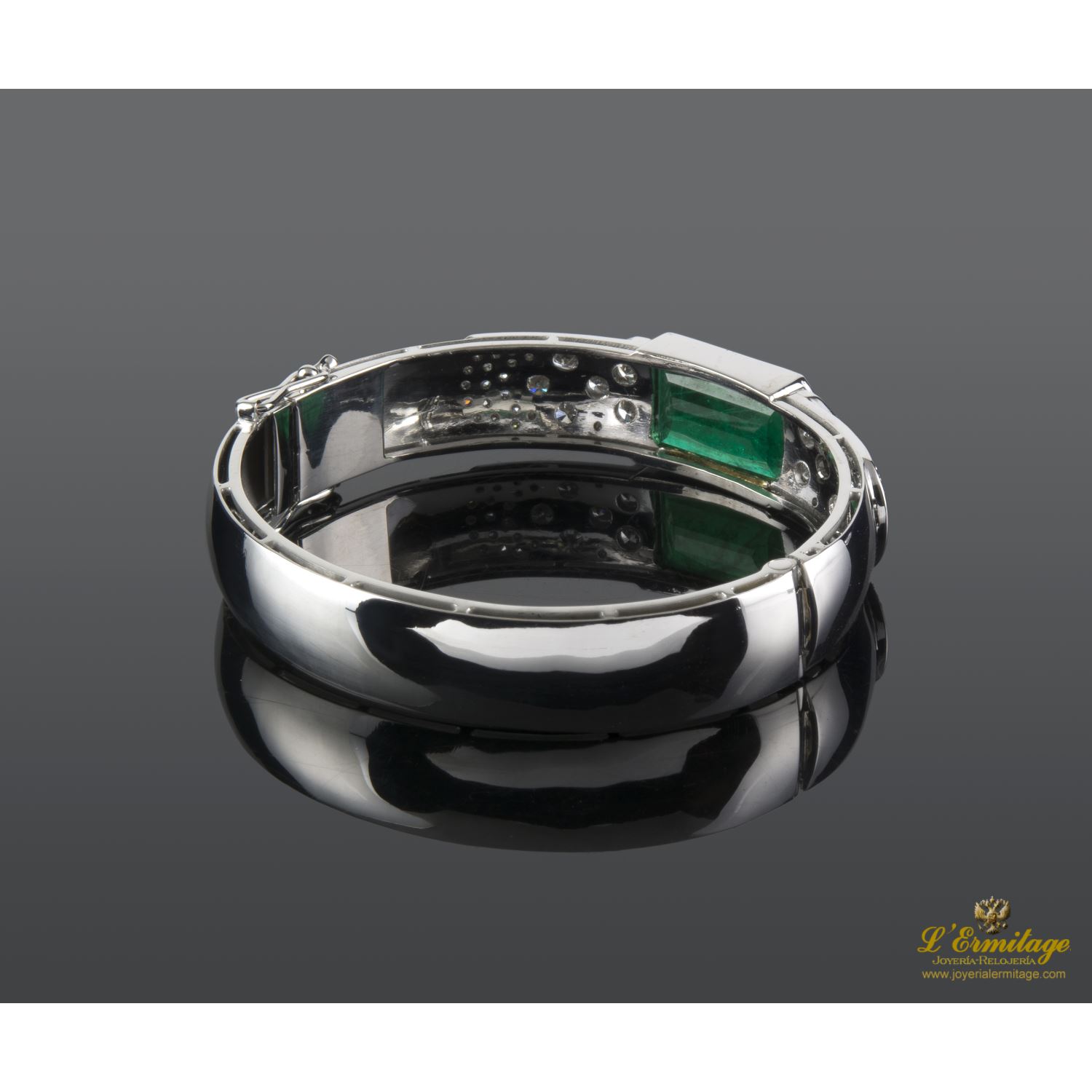 Pulsera rígida en oro blanco con esmeralda y diamantes.